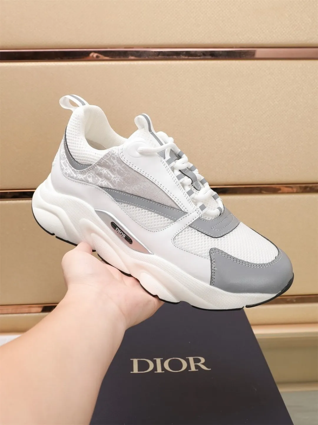 Men's shoes 💰P460💰【Dior】Dior✨ is online at the same time👏 This casual sneaker is a new product in the series and continues Di*r's classic style. The upper is made of original mesh and cow leather, with a two-color textured outsole, and the brand's iconic details on the rear collar and heel to enhance the style. Fashionable and versatile. Wear it with jeans or slacks for a casual look. Size: 38-44 (45 customized)